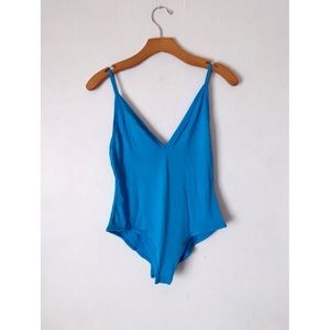 NWT BASIC V NECK BODYSUIT